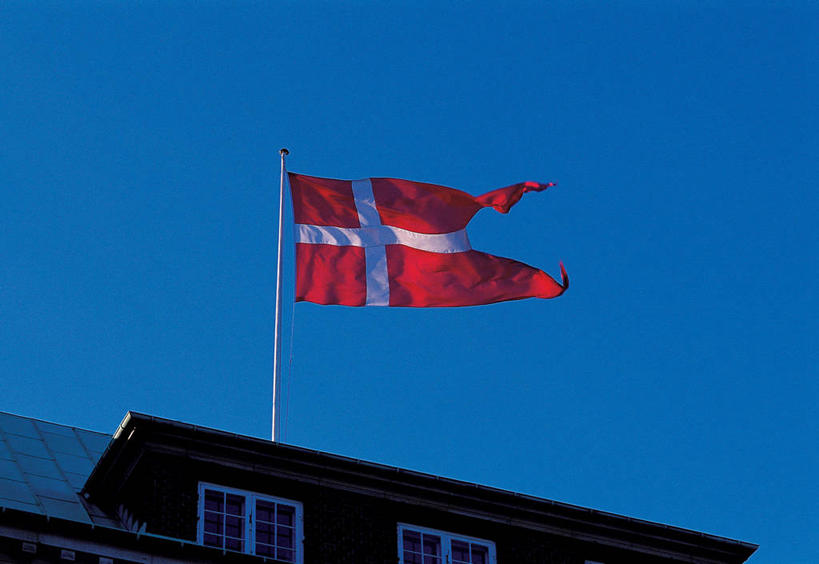 无人,家,横图,室外,白天,仰视,度假,美景,城市风光,城市,旗帜,国旗,丹麦,欧洲,阴影,光线,旗杆,影子,房屋,屋子,景观,公寓,娱乐,洋房,楼房,住宅,蓝色,蓝天,天空,阳光,天,享受,休闲,景色,放松,晴朗,北欧,万里无云,丹麦王国,旗,晴空,晴空万里,彩图,低角度拍摄,房子,丹麦国旗,丹尼布洛