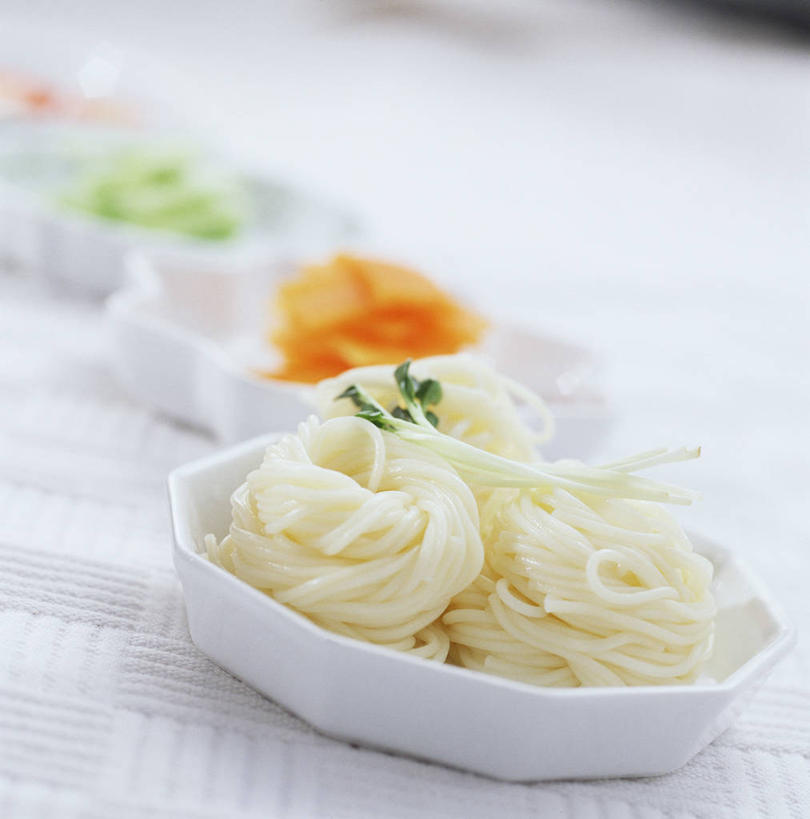 面食,面条,无人,竖图,俯视,室内,特写,白天,烹饪,餐桌,桌子,萝卜,胡萝卜,蔬菜,一排,许多,阴影,朦胧,模糊,新鲜,整齐,反射,影子,陶瓷,面,日本料理,料理,食品,陶瓷制品,很多,拉面,菜肴,美食,食物,排列,容器,碗,日式料理,日式,荞麦面,佳肴,有机食品,绿色食品,餐台,储藏,储存,队列,黄萝卜,番萝卜,红萝卜,甘荀,彩图,高角度拍摄,丁香萝卜,胡芦菔金,金笋,贮存