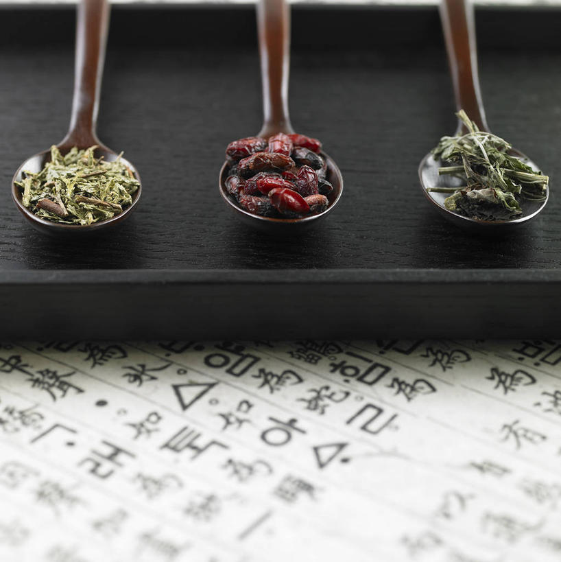 无人,竖图,俯视,室内,特写,白天,植物,餐具,一排,朦胧,模糊,整齐,标志,碟子,盘,文字,字符,勺子,字母,草药,药草,标识,中药,排列,盘子,调羹,碟,汤匙,队列,药材,中草药,中药材,本草,韩语,彩图,高角度拍摄,朝鲜语,韩国语