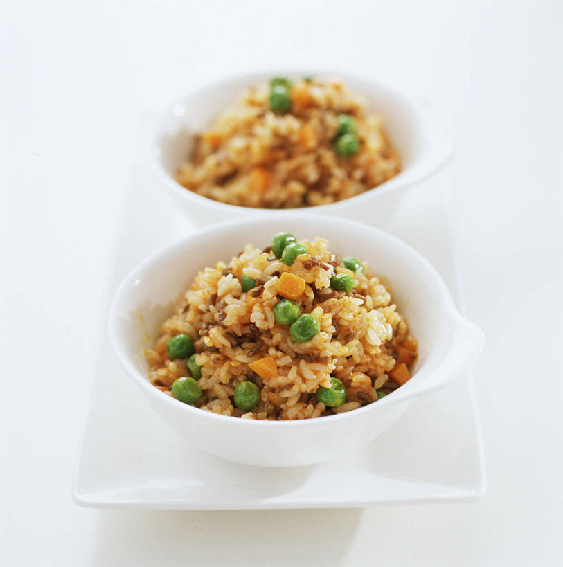 米饭,无人,竖图,俯视,室内,特写,白天,白色背景,烹饪,中餐,植物,豆,蔬菜,餐具,朦胧,模糊,新鲜,碟子,盘,陶瓷,豆类,豆子,炒饭,蛋,鸡蛋,料理,食品,陶瓷制品,饭,蛋炒饭,菜肴,美食,食物,两个,盘子,容器,碟,碗,中式,摄影,佳肴,有机食品,绿色食品,影棚,储藏,五谷,储存,豆科,卵,青大豆,青豆,彩图,高角度拍摄,影棚拍摄,拍摄,鸡卵,鸡子,贮存