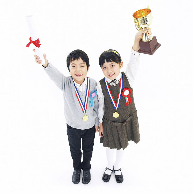 东方人,儿童,两个人,伙伴,朋友,站,举,笑,微笑,露齿笑,竖图,俯视,室内,白天,白色背景,裙子,友谊,纯洁,成功,胜利,亚洲,握,连衣裙,服装,丝绸,丝带,缎带,拿,拿着,注视,休闲装,黄种人,绸带,小孩,衣服,观察,看,托,站着,休闲,同学,休闲服,光彩,可爱,童年,童趣,握着,摄影,服饰,影棚,观看,察看,证书,校友,关注,奖牌,荣誉,奖品,童真,烂漫,无邪,同窗,学友,荣耀,光荣,天真,友情,男孩,男人,男性,女孩,女人,女性,亚洲人,举起,举手,举着,抬头,向上举,向上伸,向上托,仰头,站立,彩图,高角度拍摄,全身,影棚拍摄,拍摄,获奖证书,荣誉证书,奖杯,男生,女生