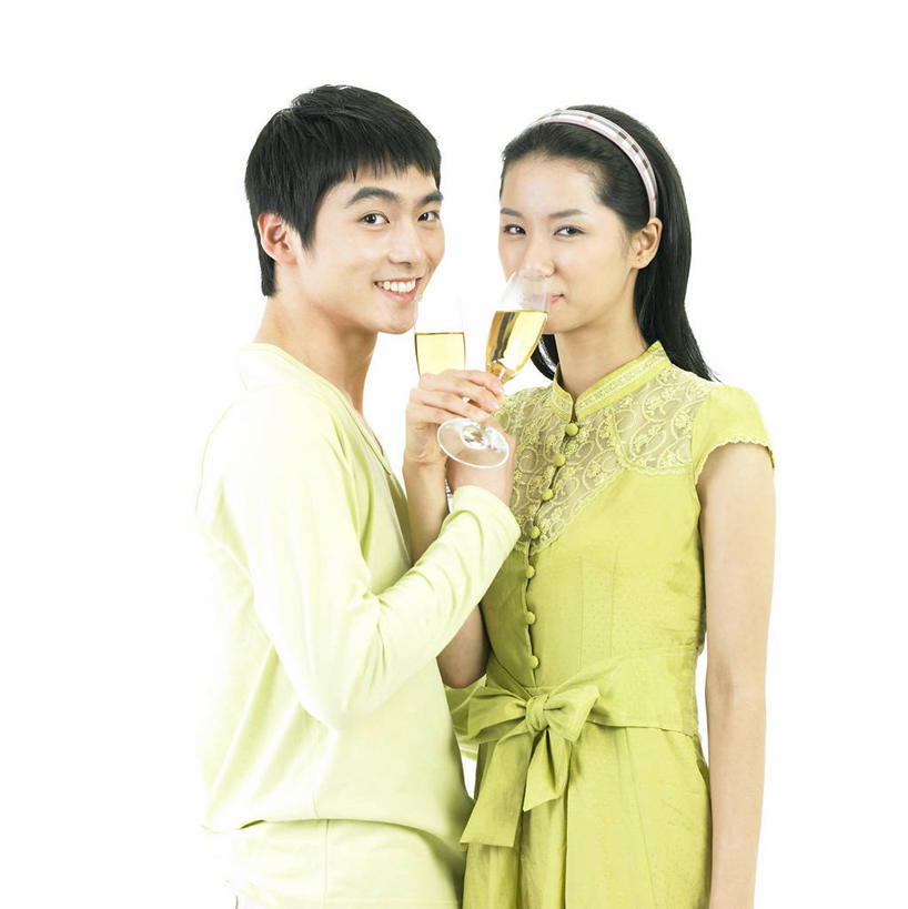红酒,葡萄酒,东方人,两个人,站,笑,微笑,露齿笑,竖图,室内,白天,白色背景,正面,裙子,爱情,杯子,亚洲,握,连衣裙,服装,装饰,高脚杯,头饰,红酒杯,白葡萄酒,酒类,浪漫,拿,拿着,注视,休闲装,黄种人,玻璃制品,酒,饮料,衣服,发箍,发饰,酒杯,饰品,观察,看,站着,休闲,温暖,温馨,休闲服,恩爱,握着,恋人,摄影,服饰,影棚,头箍,观看,华丽,修饰,点缀,和睦,察看,葡萄酒杯,关注,交杯酒,交杯,发卡,配饰,衬托,美观,雅致,雅观,男人,男性,年轻男性,年轻女性,女人,女性,亚洲人,情侣,玻璃杯,站立,半身,彩图,影棚拍摄,拍摄,合卺,伴侣,融洽