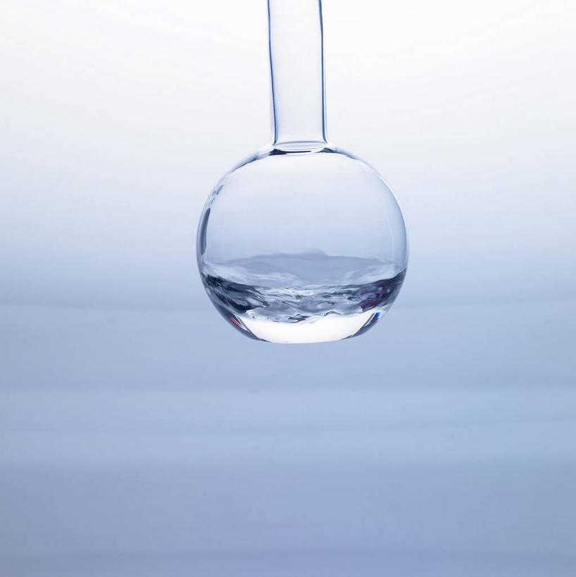 无人,竖图,室内,特写,白天,正面,实验,仪器,水,静物,阴影,灰色背景,研究,透明,反射,分析,化学,测试,烧瓶,液体,影子,水滴,玻璃制品,一个,玻璃瓶,瓶子,器皿,摄影,影棚,单个,玻璃仪器,试验耗材,实验用品,圆底烧瓶,彩图,影棚拍摄,拍摄