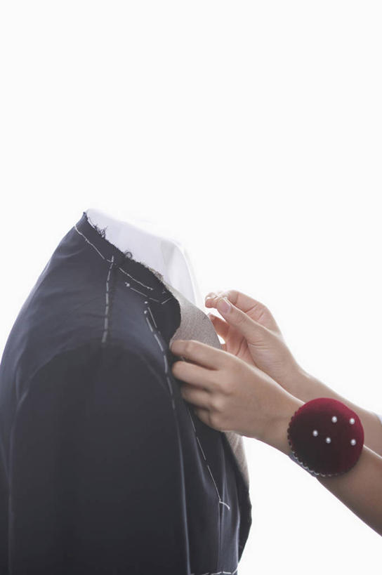 西方人,手,一个人,竖图,室内,特写,白天,白色背景,侧面,衬衫,西装,欧洲,欧洲人,双手,仅一个年轻女性,仅一个女性,仅一个人,握,阴影,套装,正装,反射,人造模特,影子,办公用品,别针,领带,职业装,文具,手部,握着,摄影,影棚,道具,办公设备,文具用品,象征,庄重,身份,模特道具,时装道具,文化工具,正式,地位,年轻女性,女人,女性,白种人,半身,彩图,影棚拍摄,衬衣,拍摄,包布模特,服装立裁人台,人台,试衣模特,试衣人台,安全别针