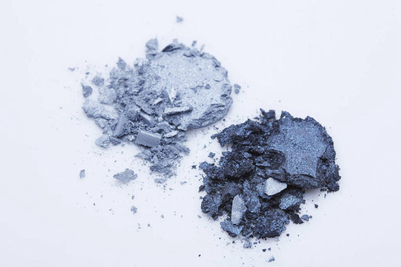 无人,横图,俯视,室内,特写,白天,白色背景,静物,阴影,破碎,反射,纹路,粉饼,纹理,影子,银色,灰色,化妆品,摄影,影棚,修饰,破裂,护肤品,化妆用品,护肤用品,遮盖,摧毁,吸脂,肌理,彩图,高角度拍摄,影棚拍摄,拍摄,防晒