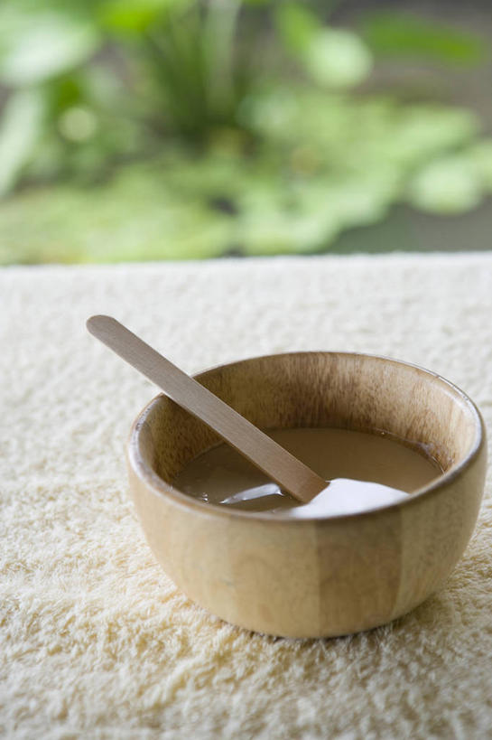 无人,竖图,俯视,室外,特写,白天,水,桌面,桌子,叶子,朦胧,模糊,木制,铁桶,桶,液体,勺子,大理石,水滴,绿叶,木制品,容器,调羹,汤匙,碗,嫩叶,储藏,储存,大理石制品,叶,叶片,彩图,高角度拍摄,贮存