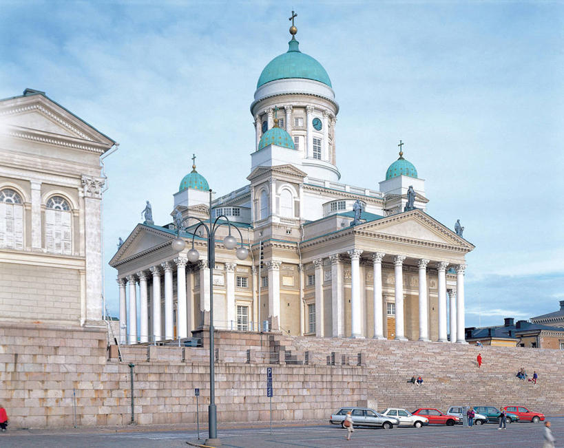 西方人,家,栏杆,坐,走,横图,室外,白天,正面,旅游,度假,美景,楼梯,城市风光,标志建筑,城市,地标,建筑,路灯,汽车,照明,瑞典,欧洲,欧洲人,行人,游客,游人,阴影,服装,光线,扶手,影子,房屋,阶梯,墙,屋子,景观,云,云朵,公寓,灯光,许多人,云彩,注视,休闲装,娱乐,建设,洋房,护栏,楼房,路人,旅客,墙壁,墙面,台阶,住宅,车,灯,衣服,蓝色,白云,蓝天,天空,阳光,交通工具,轿车,天,观察,看,一群人,享受,休闲,休闲服,景色,放松,服饰,晴朗,观看,照亮,察看,照明设备,斯堪的纳维亚,关注,载具,北欧,斯堪的那维亚,斯堪的那维亚半岛,斯堪的纳维亚半岛,焦糖,瑞典王国,过客,男人,男性,年轻男性,年轻女性,女人,女性,白种人,晴空,步行,散步,走路,坐着,彩图,全身,房子,食品添加剂,添加剂,酱色,焦糖色,着色剂