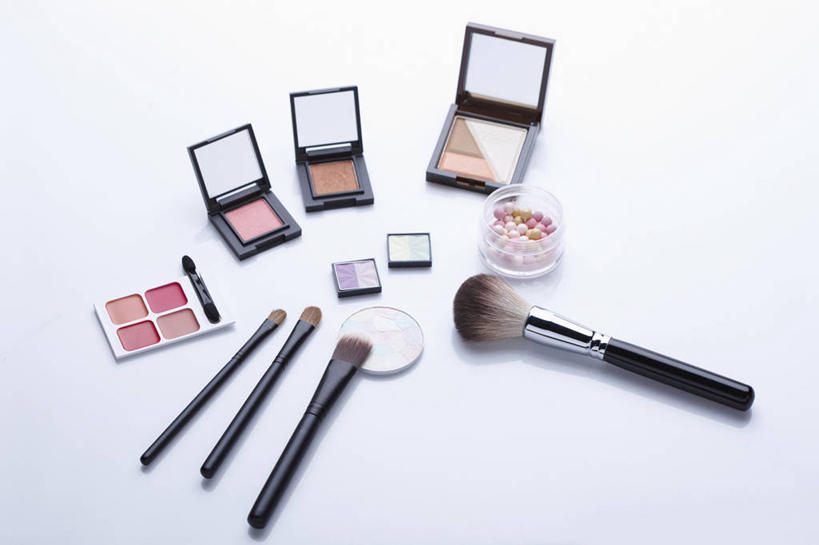 无人,横图,俯视,室内,特写,白天,白色背景,化妆,美容,镜子,静物,反射,粉饼,化妆品,化妆刷,刷子,摄影,影棚,腮红刷,修饰,镜像,美容工具,护肤品,化妆用品,镜面,护肤用品,遮盖,彩妆刷,化妆工具,吸脂,光学,手镜,胭脂刷,彩图,高角度拍摄,影棚拍摄,拍摄,防晒