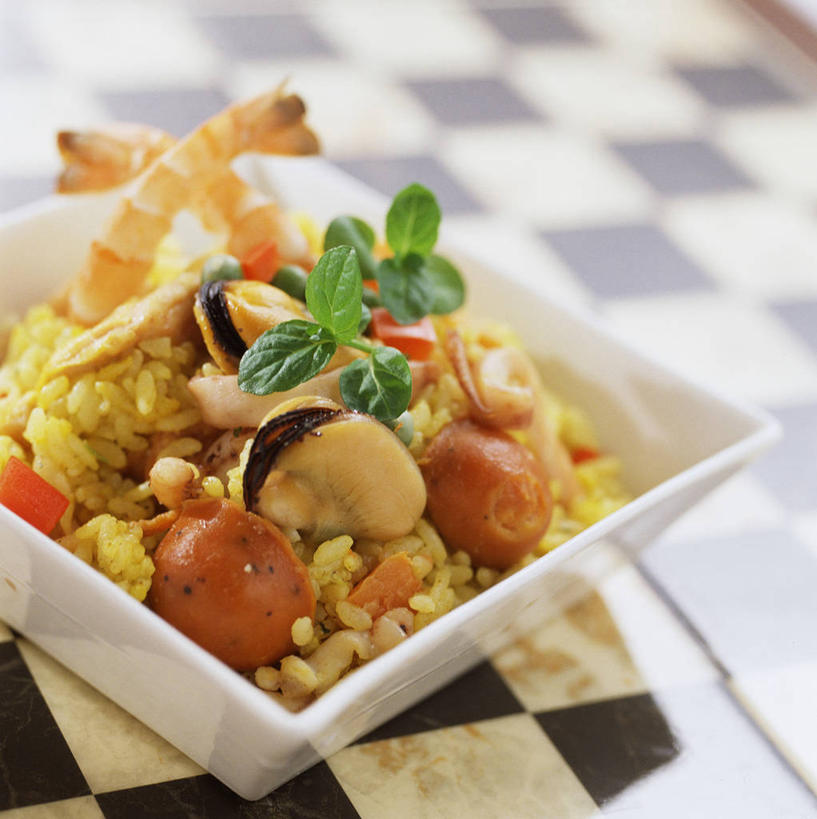 海鲜,米饭,无人,竖图,俯视,室内,特写,白天,烹饪,西餐,餐桌,桌子,蔬菜,叶子,阴影,朦胧,模糊,新鲜,反射,影子,陶瓷,肉,虾,料理,食品,绿叶,陶瓷制品,饭,西班牙海鲜饭,水产,菜肴,美食,肉类,大虾,海洋生物,食物,一个,容器,碗,嫩叶,西式,佳肴,有机食品,绿色食品,对虾,单个,餐台,储藏,五谷,储存,水生动物,海产品,海鲜饭,水生物,肉食,海底动物,斑节虾,东方对虾,中国对虾,叶,叶片,彩图,高角度拍摄,贮存