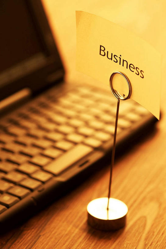 无人,办公室,竖图,俯视,室内,特写,白天,电脑,笔记本电脑,家具,桌子,静物,名片,阴影,反射,网络,信息,影子,办公桌,联系,通讯设备,夹子,卡片,一台,无线,通信设备,身份,无线网络,无线上网,便携式电脑,办公家具,名刺,名帖,交往,手提电脑,彩图,高角度拍摄,商业