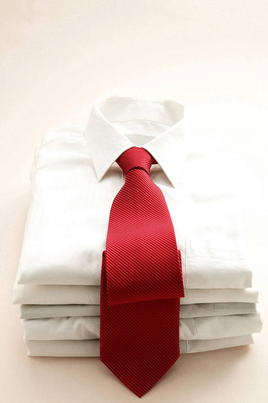 无人,竖图,俯视,室内,特写,白天,白色背景,衬衫,静物,一排,服装,整齐,领带,排列,衣服,红色,摄影,服饰,影棚,堆,象征,衣着,庄重,穿着,队列,身份,正式,地位,衣饰,彩图,高角度拍摄,影棚拍摄,衬衣,拍摄