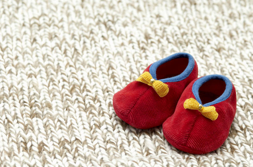 无人,横图,俯视,室内,特写,白天,毛衣,静物,鞋子,一双,黄色,红色,婴儿鞋,休闲鞋,线衫,毛线衣,绒线衣,彩图,高角度拍摄,绒衣,套衫,套头毛衣,线衣