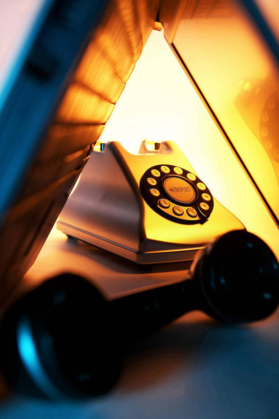 无人,打电话,竖图,室内,特写,白天,正面,电脑,笔记本电脑,静物,电话,阴影,反射,网络,影子,通讯设备,话筒,电话线,一台,无线,通信设备,无线网络,无线上网,便携式电脑,交流,老式电话,手提电脑,电话机,沟通,通话,彩图,旋转号盘电话机