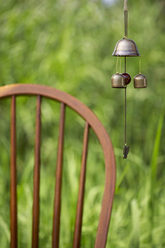 无人,竖图,室外,特写,白天,正面,幸福,运气,草地,草坪,美景,植物,风铃,椅子,阴影,朦胧,模糊,光线,影子,木椅,景观,草,绿色,阳光,自然,祈祷,祈福,景色,警示,许愿,祈求,吉祥,平和,自然风光,问候,警惕,思念,想念,玉振,幸运,占风铎,彩图,日式风铃