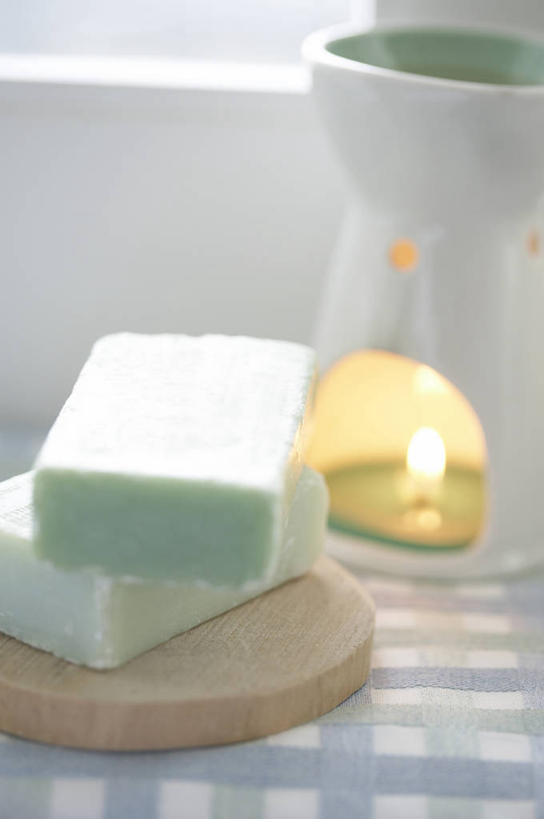 无人,竖图,俯视,室内,特写,白天,化妆,美容,静物,蜡烛,纺织品,两块,护肤,朦胧,模糊,布,织物,化妆品,香薰,肥皂,香皂,日用品,洗浴用品,清洁,保养,享受,休闲,放松,保健,芳香疗法,布匹,护肤品,化妆用品,护肤用品,舒心,舒缓,养颜,去污,紧肤,嫩肤,减压,烛炬,香薰疗法,卡其布,洗涤,彩图,高角度拍摄,香薰蜡烛