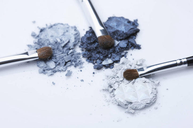 无人,横图,俯视,室内,特写,白天,白色背景,静物,一堆,堆叠,堆积,粉饼,粉末,蓝色,灰色,化妆品,化妆刷,刷子,粉,摄影,影棚,眼影刷,堆,修饰,美容工具,护肤品,化妆用品,护肤用品,遮盖,彩妆刷,化妆工具,吸脂,粉状,粉剂,彩图,高角度拍摄,影棚拍摄,拍摄,防晒