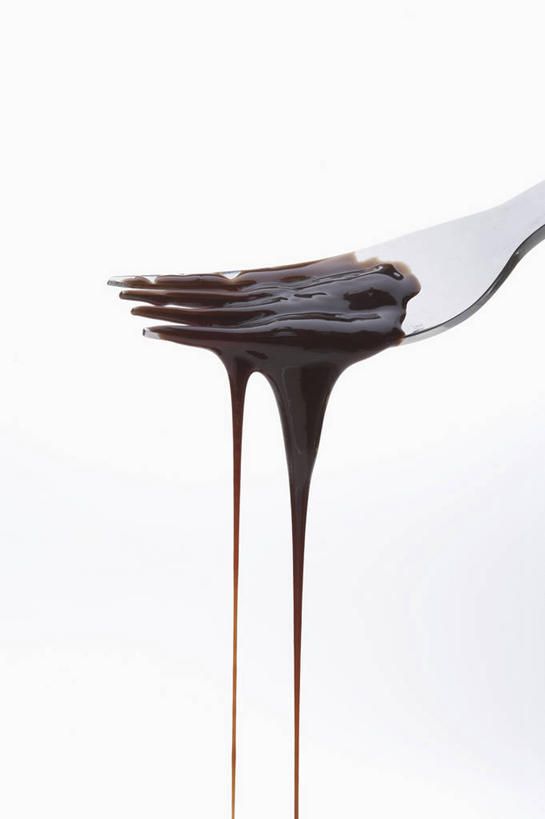 无人,竖图,室内,特写,白天,白色背景,正面,餐具,金属制品,金属,叉子,食品,甜品,食物,甜食,巧克力,巧克力酱,摄影,影棚,朱古力,餐叉,进餐用具,彩图,影棚拍摄,拍摄