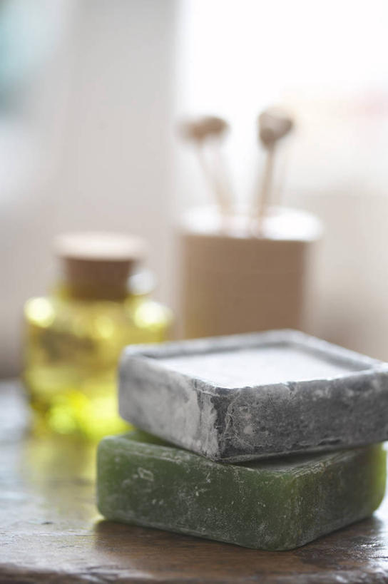 无人,竖图,室内,特写,白天,正面,化妆,美容,两块,护肤,阴影,朦胧,模糊,反射,影子,玻璃制品,一个,玻璃瓶,化妆品,精油,瓶子,香薰,肥皂,香皂,日用品,洗浴用品,清洁,保养,享受,休闲,放松,保健,芳香疗法,单个,护肤品,化妆用品,护肤用品,舒心,舒缓,香薰精油,养颜,去污,紧肤,嫩肤,减压,香薰疗法,植物精油,洗涤,彩图