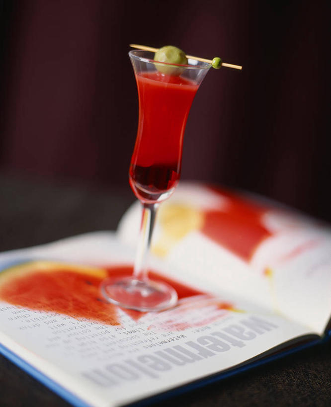 无人,竖图,室内,特写,白天,正面,阅读,餐桌,桌子,橄榄,杂志,杯子,水果,学习,阴影,朦胧,模糊,新鲜,反射,英文,标志,高脚杯,文字,影子,字符,字母,生食,食品,果实,酒类,一杯,文化,标识,玻璃制品,酒,食物,饮料,红色,酒杯,鸡尾酒,看,调酒,读书,浏览,摄影,有机食品,绿色食品,影棚,餐台,英文字母,创造,想象,墨西哥日出,鸡尾酒杯,龙舌兰日出,玻璃杯,青果,白榄,彩图,影棚拍摄,拍摄