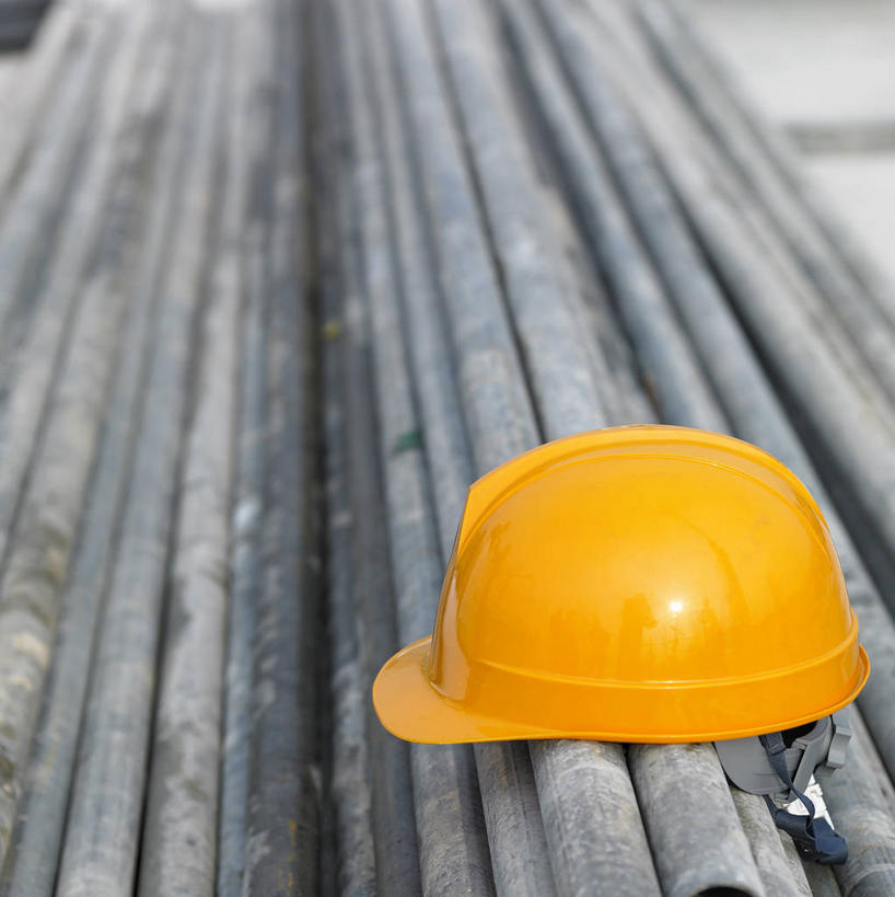 无人,竖图,俯视,室外,特写,白天,静物,帽子,一堆,许多,堆叠,堆积,钢材,材料,钢丝,头盔,很多,黄色,安全帽,建筑工地,钢筋,堆,钢条,一顶,地盘,建筑地盘,施工地盘,彩图,高角度拍摄,工地