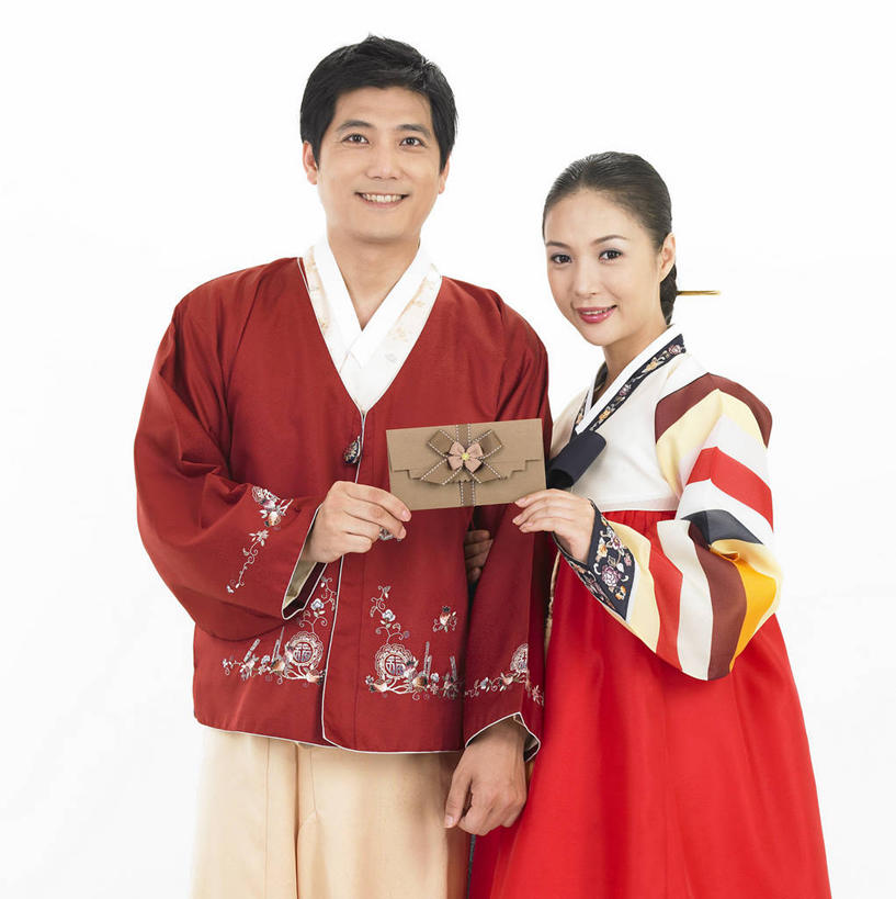 东方人,两个人,站,笑,微笑,露齿笑,竖图,室内,白天,白色背景,正面,民族服装,爱情,礼盒,礼物,亚洲,握,丝绸,丝带,纸盒,缎带,浪漫,拿,拿着,注视,黄种人,绸带,盒子,红色,包装盒,蝴蝶结,礼品盒,观察,看,站着,温暖,温馨,恩爱,握着,恋人,摄影,服饰,礼品,影棚,观看,和睦,察看,关注,朝鲜服,男人,男性,年轻男性,年轻女性,女人,女性,亚洲人,情侣,站立,半身,彩图,影棚拍摄,传统服装,民俗服,拍摄,伴侣,韩服,融洽