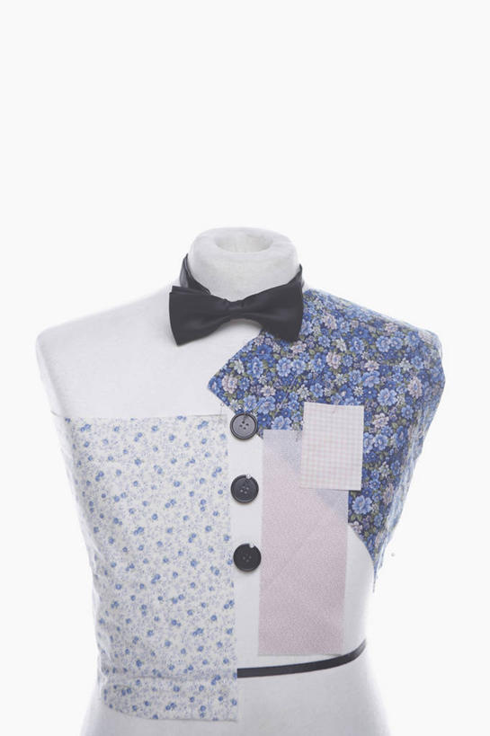 竖图,室内,特写,白天,白色背景,正面,静物,领结,人造模特,纽扣,黑色,摄影,影棚,道具,钮扣,象征,庄重,身份,模特道具,时装道具,正式,地位,彩图,影棚拍摄,拍摄,包布模特,服装立裁人台,人台,试衣模特,试衣人台