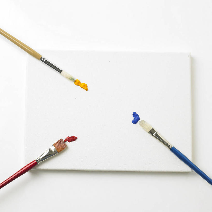 无人,竖图,俯视,室内,特写,白天,白色背景,绘画,静物,阴影,艺术,反射,笔,影子,办公用品,素描本,文具,黄色,红色,蓝色,本子,画笔,学习用品,摄影,影棚,颜料,文具用品,美术,三支,彩图,高角度拍摄,影棚拍摄,拍摄,速写本,丙烯颜料,画画本,绘图本,手绘本,涂鸦本