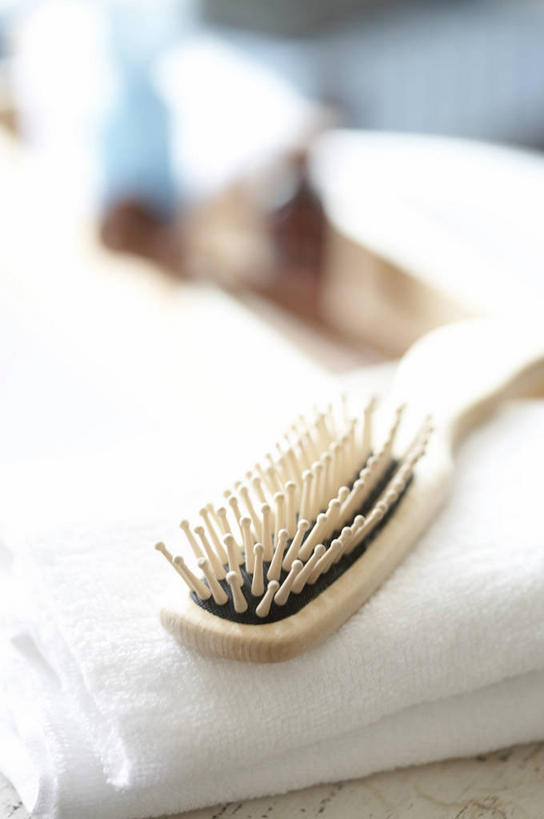 无人,竖图,俯视,室内,特写,白天,静物,一把,阴影,朦胧,模糊,反射,纺织物,影子,梳子,白色,毛巾,日用品,清洁,保暖,透气,防水,美发用品,储水,耐磨,吸水,彩图,高角度拍摄