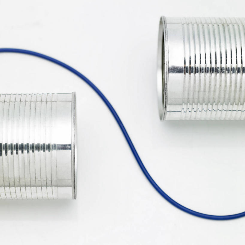 无人,竖图,俯视,室内,特写,白天,白色背景,静物,金属制品,阴影,反射,金属,包装,罐子,影子,饮料,容器,绳子,摄影,影棚,易拉罐,听筒,彩图,高角度拍摄,影棚拍摄,拍摄