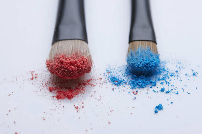 无人,横图,俯视,室内,特写,白天,白色背景,静物,阴影,反射,粉饼,影子,两把,红色,蓝色,化妆品,化妆刷,刷子,摄影,影棚,修饰,美容工具,护肤品,化妆用品,护肤用品,遮盖,彩妆刷,化妆工具,吸脂,蜜粉刷,彩图,高角度拍摄,影棚拍摄,拍摄,防晒