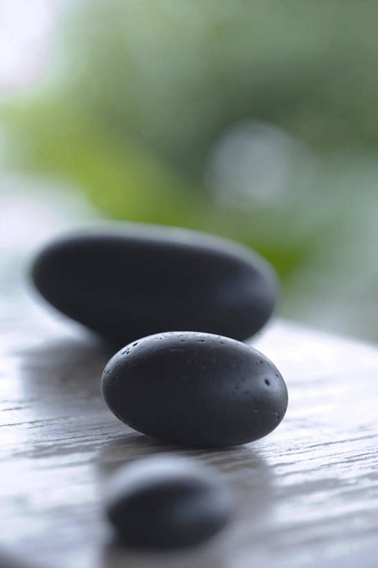 无人,竖图,室外,特写,白天,正面,石头,桌面,桌子,一排,阴影,朦胧,模糊,整齐,反射,木制,石子,影子,木桌,三颗,排列,木制品,鹅卵石,队列,按摩石,石块,彩图,木桌子