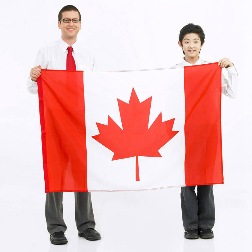 东方人,西方人,儿童,两个人,学生,教师,站,笑,微笑,露齿笑,竖图,室内,白天,白色背景,正面,纯洁,旗帜,国旗,叶子,欧洲,欧洲人,亚洲,一面,一片,握,服装,眼镜,枫叶,枯叶,落叶,领带,拿,拿着,注视,黄种人,小孩,衣服,红色,白色,观察,看,站着,可爱,童年,童趣,握着,摄影,服饰,影棚,观看,枫树叶,察看,象征,衣着,庄重,穿着,关注,身份,近视眼镜,加拿大国旗,童真,烂漫,无邪,正式,地位,衣饰,教员,天真,男孩,男人,男性,年轻男性,白种人,亚洲人,老师,叶,叶片,旗,站立,彩图,全身,影棚拍摄,拍摄,枫叶旗,先生,男生