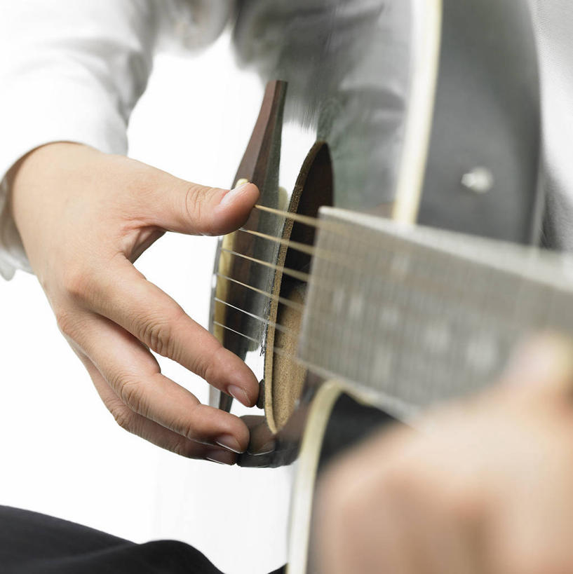 东方人,手,一个人,竖图,室内,特写,白天,正面,亚洲,双手,仅一个男性,仅一个人,一把,握,朦胧,模糊,吉他,乐器,弦乐器,弹奏,拿,演奏,拿着,黄种人,仅一个年轻男性,手部,握着,弹拨弦鸣乐器,男人,男性,年轻男性,亚洲人,半身,彩图,原声吉他,弹拨弦乐器