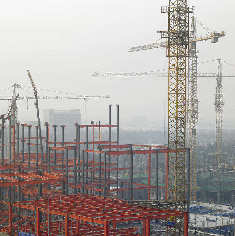 无人,竖图,室外,白天,正面,技术,雾,建筑,朦胧,模糊,支架,设备,架子,脚手架,吊车,施工,天空,建筑工地,交通工具,天,机械,起重机,支撑,固定,迷雾,工程,载具,地盘,建筑地盘,施工地盘,工作车,施工车,汽车吊,大雾,彩图,工地,稳固