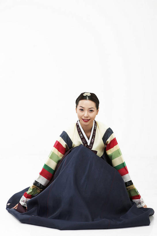 东方人,一个人,跪,笑,微笑,竖图,室内,白天,白色背景,正面,民族服装,裙子,亚洲,仅一个年轻女性,仅一个女性,仅一个人,阴影,连衣裙,欢迎,装饰,反射,头饰,影子,注视,黄种人,发簪,发饰,饰品,观察,看,迎接,摄影,服饰,影棚,观看,华丽,修饰,点缀,察看,关注,配饰,衬托,美观,雅致,雅观,簪子,朝鲜服,年轻女性,女人,女性,亚洲人,跪着,彩图,全身,影棚拍摄,传统服装,民俗服,拍摄,韩服