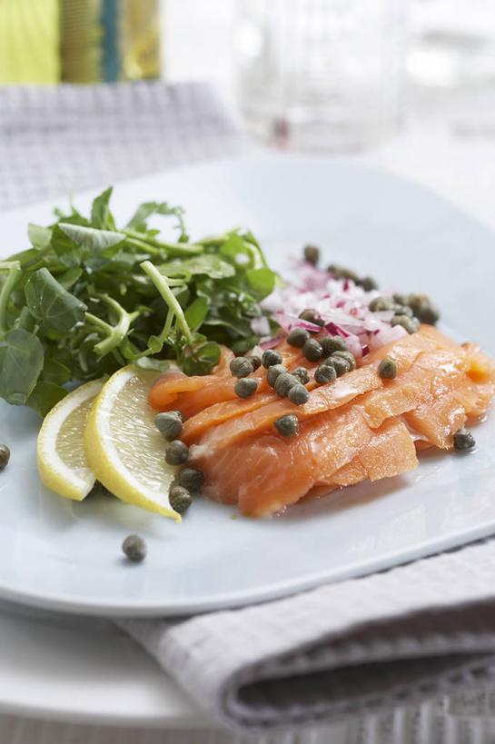 海鲜,三文鱼,无人,竖图,俯视,室内,特写,白天,餐桌,桌子,鲑鱼,柠檬,萝卜,蔬菜,餐具,水果,阴影,朦胧,模糊,新鲜,反射,鱼,碟子,盘,影子,肉,生食,鱼肉,沙拉,食品,果实,色拉,蔬果,水产,沙律,肉类,鱼类,海洋生物,食物,盘子,碟,有机食品,绿色食品,水萝卜,餐台,色拉酱,水生动物,海产品,千岛酱,水生物,肉食,海底动物,鲑,益母果,柠果,彩图,高角度拍摄,海鲜沙拉