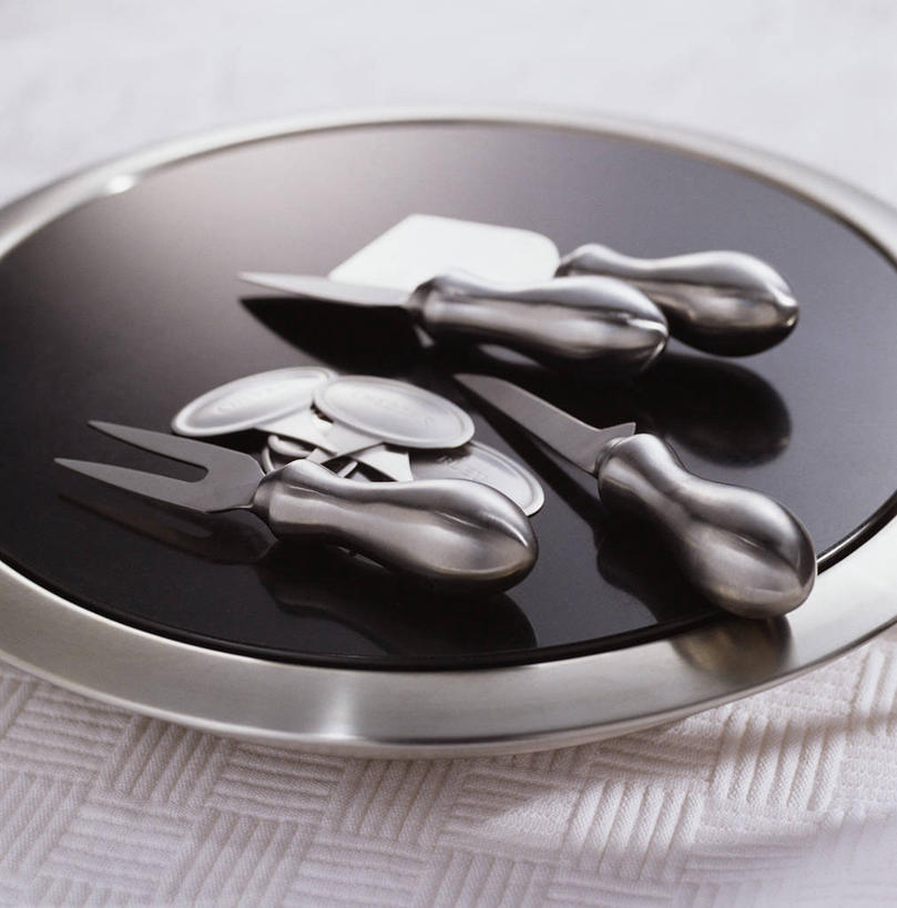 无人,竖图,俯视,室内,特写,白天,静物,餐具,阴影,反射,叉子,刀叉,刀子,碟子,盘,影子,盘子,碟,餐刀,餐叉,进餐用具,彩图,高角度拍摄