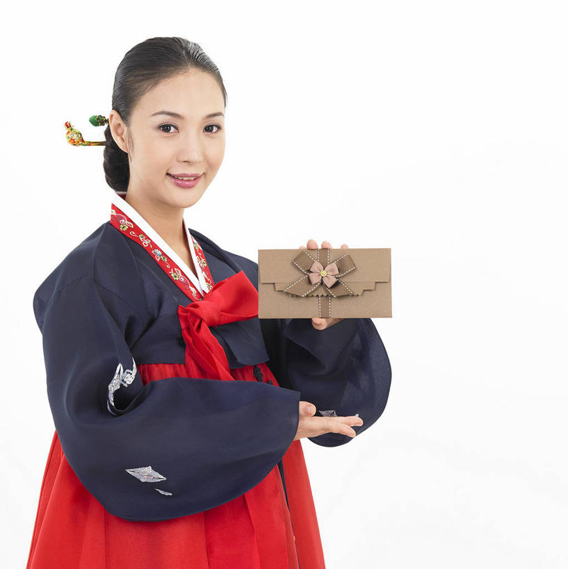 东方人,一个人,站,笑,微笑,露齿笑,竖图,室内,白天,白色背景,正面,民族服装,亚洲,仅一个年轻女性,仅一个女性,仅一个人,握,阴影,装饰,反射,丝绸,丝带,头饰,影子,缎带,注视,黄种人,发簪,绸带,发饰,饰品,观察,看,站着,握着,摄影,服饰,影棚,观看,华丽,修饰,点缀,察看,关注,请帖,书信,配饰,衬托,美观,雅致,雅观,簪子,朝鲜服,年轻女性,女人,女性,亚洲人,站立,半身,彩图,影棚拍摄,传统服装,民俗服,拍摄,简帖,韩服,请柬