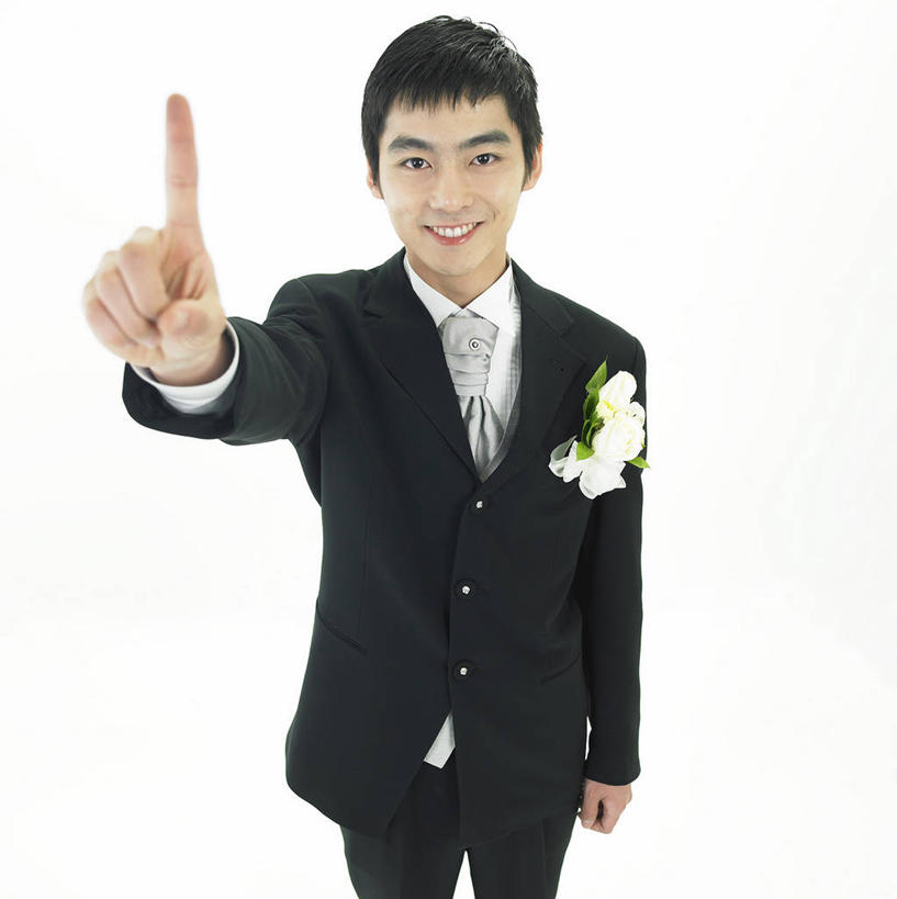 东方人,一个人,新娘,新郎,站,笑,微笑,露齿笑,竖图,室内,白天,白色背景,正面,婚礼,快乐,珠宝,亚洲,仅一个男性,仅一个人,指,阴影,庆祝,装饰,反射,影子,胸花,结婚,注视,指点,黄种人,仅一个年轻男性,饰品,观察,看,站着,喜庆,摄影,影棚,观看,纪念,胸针,华丽,修饰,点缀,察看,指向,关注,配饰,衬托,美观,雅致,雅观,男人,男性,年轻男性,亚洲人,站立,半身,彩图,影棚拍摄,高兴,拍摄