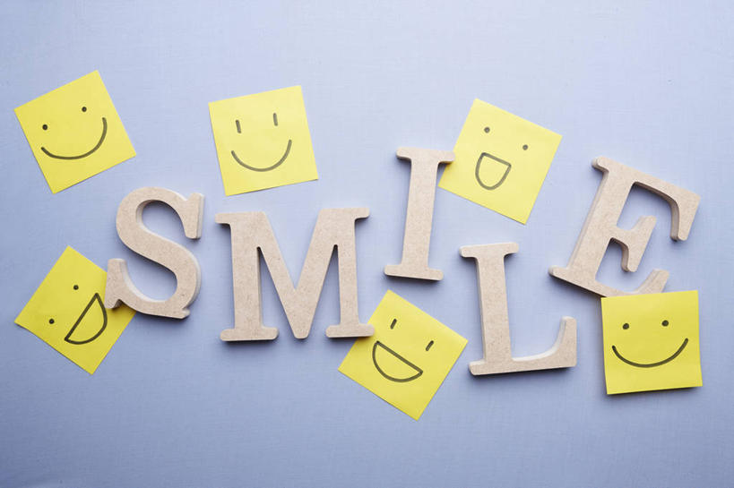 无人,笑,微笑,横图,室内,特写,白天,正面,静物,蓝色背景,粘性,英文,标志,文字,字符,字母,办公用品,便利贴,便签,标识,文具,摄影,影棚,英文字母,办公设备,文具用品,记事,快捷,文化工具,方便,N次贴,便条贴,告诉贴,即时贴,便贴纸,彩图,影棚拍摄,拍摄,拟人