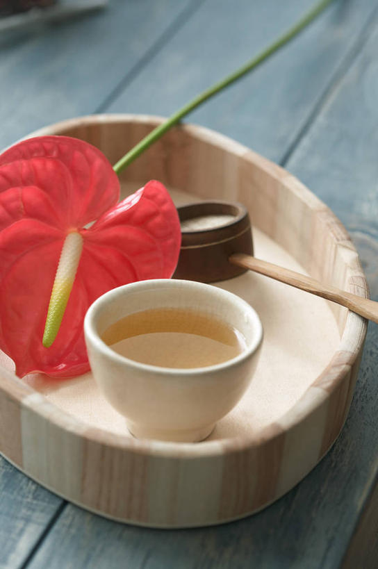 无人,竖图,俯视,室内,特写,白天,化妆,美容,热情,护肤,阴影,盛开,反射,木桶,桶,影子,陶瓷,火鹤花,安祖花,陶瓷制品,花蕾,花,花瓣,花朵,鲜花,一朵,红色,容器,碗,花苞,花蕊,保养,享受,休闲,爽肤水,放松,保健,储藏,红掌,花烛,储存,化妆水,养颜,红鹤芋,猪尾花,烛台花,蜡烛花,大展宏图,热血,彩图,高角度拍摄,紧肤水,贮存