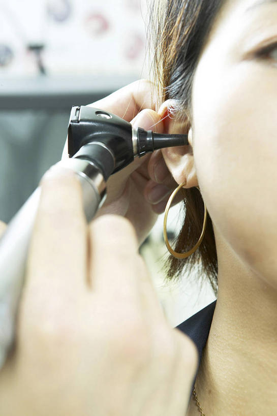 东方人,手,两个人,医生,病人,竖图,室内,特写,白天,正面,镜子,亚洲,双手,握,阴影,朦胧,模糊,反射,影子,黄种人,一个,医护人员,医疗人员,手部,握着,单个,镜像,镜面,病患,反射镜,耳镜,光学,年轻女性,女人,女性,亚洲人,大夫,患者,就医者,半身,彩图