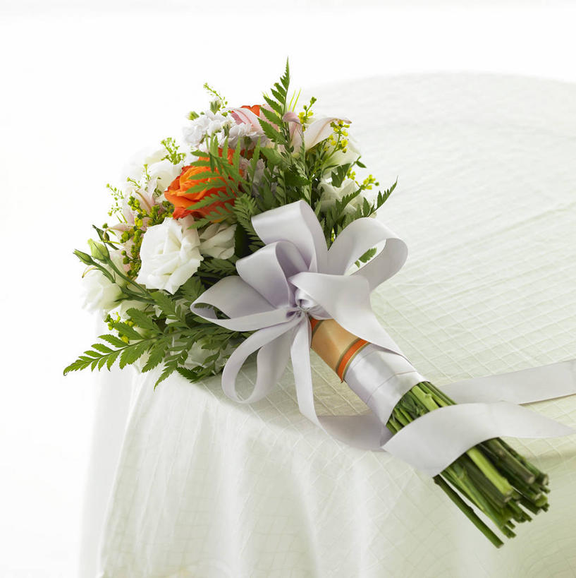 无人,竖图,室内,特写,白天,白色背景,正面,阴影,装饰,盛开,反射,捧花,手捧花,丝绸,丝带,影子,缎带,花蕾,绸带,花,花瓣,花朵,鲜花,花束,花苞,花蕊,摄影,影棚,华丽,修饰,点缀,衬托,美观,雅致,雅观,婚礼捧花,彩图,影棚拍摄,拍摄