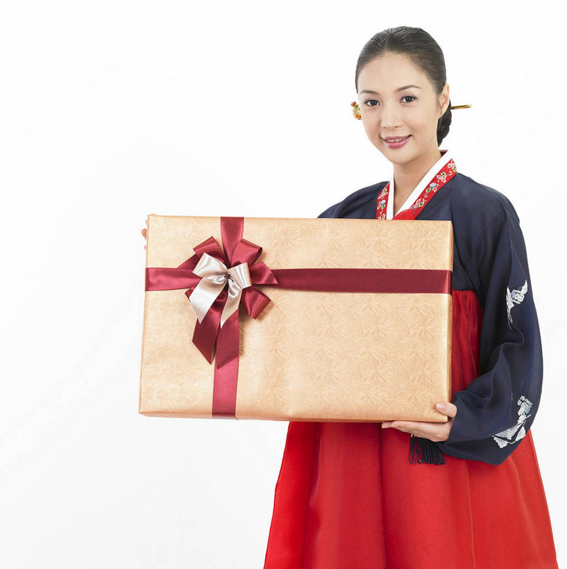 东方人,一个人,站,捧,笑,微笑,竖图,室内,白天,白色背景,正面,民族服装,礼盒,礼物,亚洲,仅一个年轻女性,仅一个女性,仅一个人,阴影,装饰,反射,丝绸,丝带,头饰,影子,纸盒,缎带,注视,黄种人,发簪,绸带,盒子,包装盒,发饰,蝴蝶结,饰品,礼品盒,观察,看,站着,摄影,服饰,礼品,影棚,观看,捆绑,华丽,修饰,点缀,察看,关注,配饰,衬托,美观,雅致,雅观,簪子,绑缚,朝鲜服,年轻女性,女人,女性,亚洲人,端,端着,捧着,手捧,站立,半身,彩图,影棚拍摄,传统服装,民俗服,拍摄,韩服