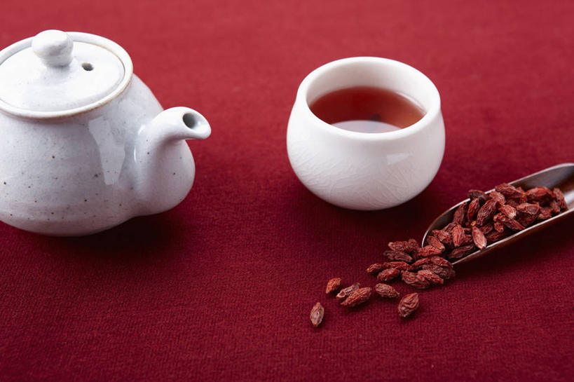 无人,横图,室内,特写,白天,正面,幸福,植物,茶,杯子,一堆,许多,堆叠,堆积,红色背景,壶,勺子,红茶,茶叶,果实,草药,药草,很多,茶勺,娱乐,中药,水壶,茶壶,容器,水杯,享受,休闲,温馨,放松,乐趣,摄影,影棚,堆,枸杞子,枸杞,提神,舒适,醒脑,药材,中草药,中药材,本草,苟起子,枸杞豆,枸杞果,血杞子,茶杯,彩图,影棚拍摄,拍摄,泡沫红茶