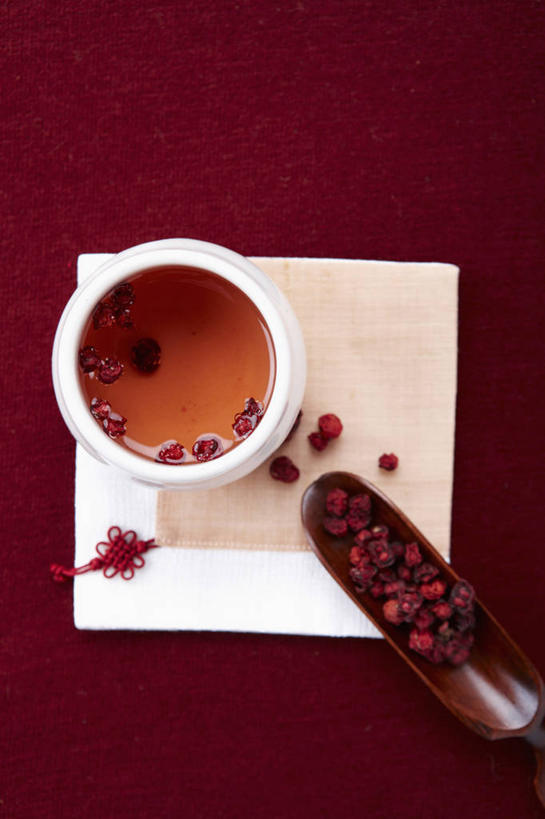 点心,无人,竖图,俯视,室内,特写,白天,幸福,茶,杯子,餐具,红色背景,碟子,盘,茶叶,料理,食品,包子,叉烧包,面点,饮品,娱乐,叉烧,馒头,美食,食物,盘子,水杯,碟,花茶,享受,休闲,温馨,中式,放松,乐趣,保健,养生,摄影,影棚,花草茶,舒适,香花茶,香片,熏花茶,茶杯,彩图,高角度拍摄,影棚拍摄,拍摄