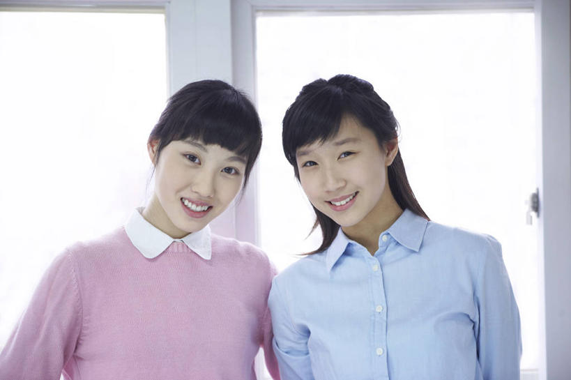 东方人,两个人,伙伴,朋友,站,笑,微笑,露齿笑,横图,室内,白天,正面,制服,友谊,窗户,亚洲,服装,注视,黄种人,玻璃窗,观察,看,站着,同学,校服,观看,察看,校友,关注,学生服,同窗,学友,友情,年轻女性,女人,女性,亚洲人,站立,半身,彩图