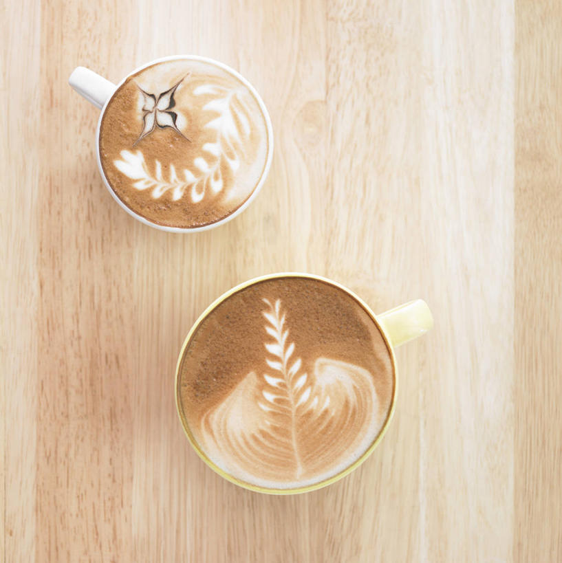 咖啡,无人,竖图,俯视,室内,特写,白天,幸福,餐桌,桌子,杯子,阴影,花纹,反射,瓷器,影子,卡布奇诺,咖啡杯,陶瓷制品,娱乐,饮料,享受,休闲,温馨,放松,乐趣,餐台,提神,舒适,瓷杯,醒脑,软饮料,卡布奇诺咖啡,卡布基诺,彩图,高角度拍摄,卡布基诺咖啡