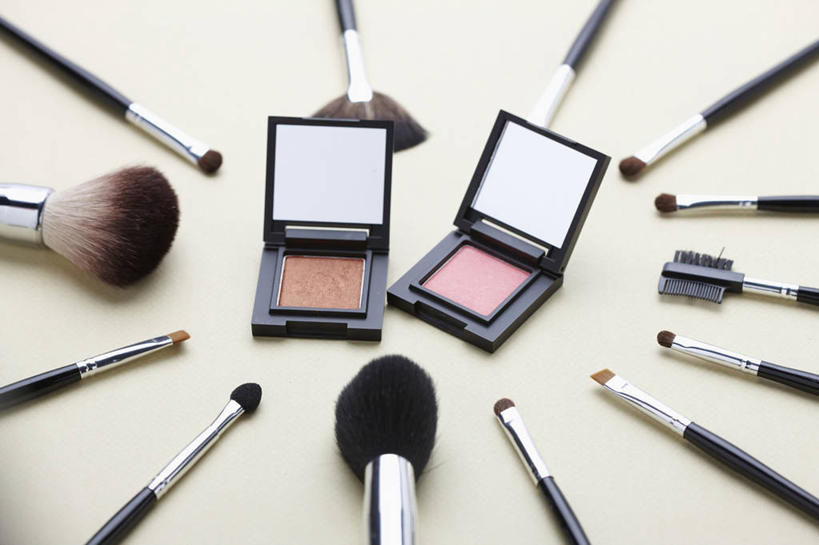 无人,横图,俯视,室内,特写,白天,白色背景,静物,许多,环绕,围绕,很多,环抱,唇刷,化妆品,化妆刷,刷子,腮红,摄影,影棚,腮红刷,眼影刷,美容工具,化妆用品,胭脂,彩妆刷,化妆工具,蜜粉刷,萦绕,彩图,高角度拍摄,影棚拍摄,拍摄