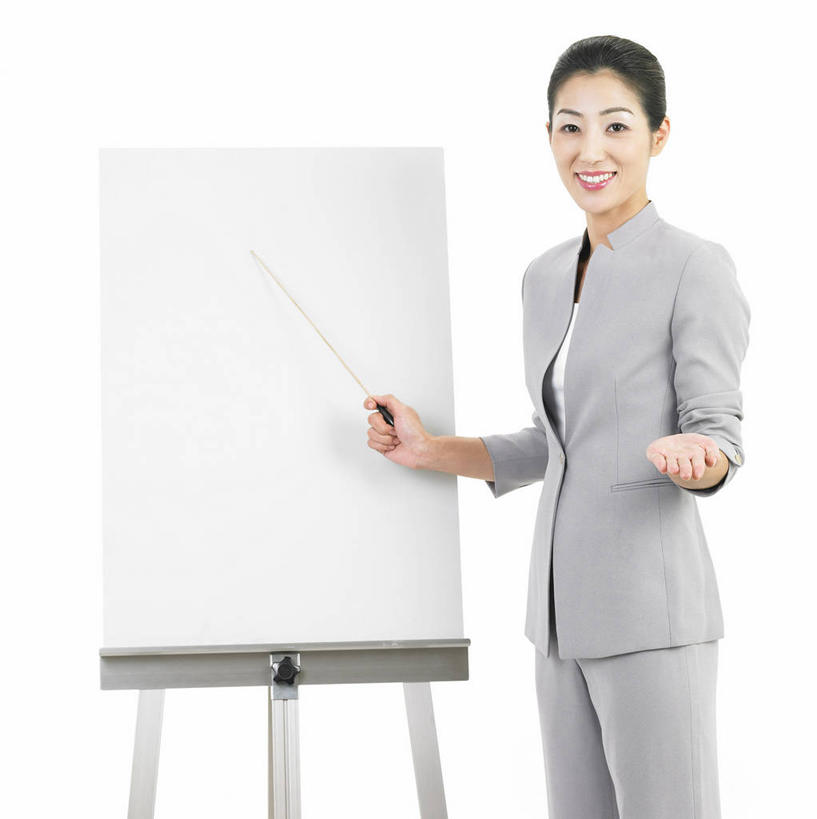 东方人,一个人,商务人士,商务女性,站,笑,微笑,露齿笑,竖图,室内,白天,白色背景,正面,亚洲,仅一个年轻女性,仅一个女性,仅一个人,握,套装,棒子,拿,拿着,注视,黄种人,白板,教鞭,观察,看,站着,握着,摄影,影棚,观看,察看,关注,商务装,记录板,工薪阶层,记事板,教棒,年轻女性,女人,女性,亚洲人,白领,上班族,站立,半身,彩图,影棚拍摄,拍摄